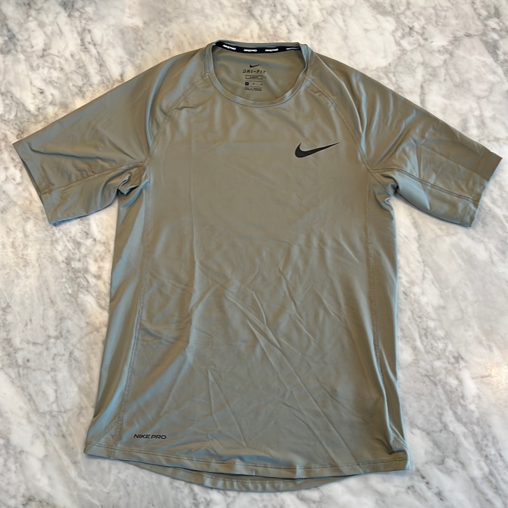 Nike Pro Short Sleeve Training Shirt Men's Size M Slim Fit  BV5633-320 Green